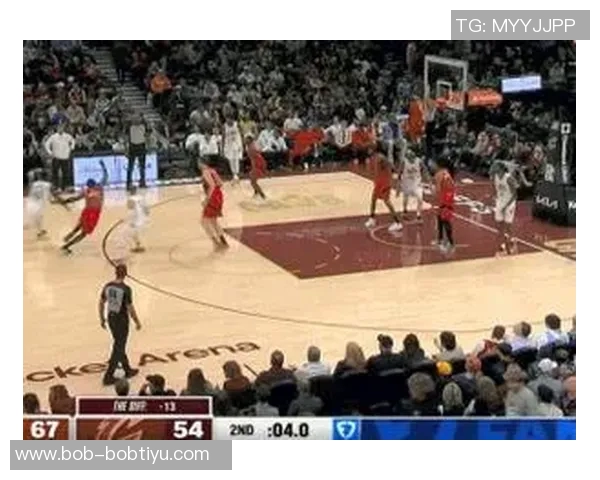 米切尔半场表现亮眼12投7中斩获17分6篮板2助攻且零失误正负值高达19