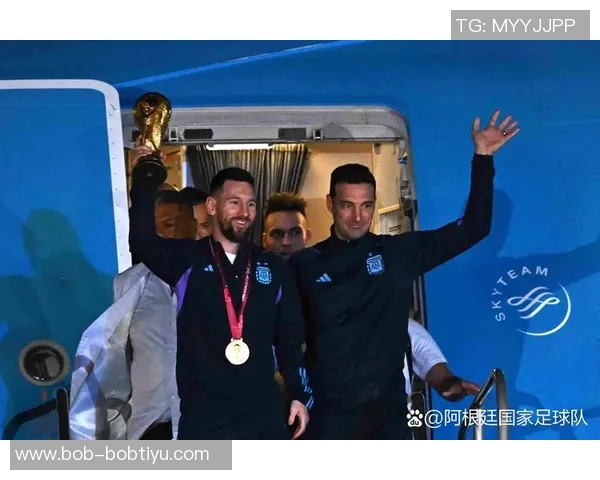 梅西社交媒体分享2026年世界杯用球宣传照引发热议